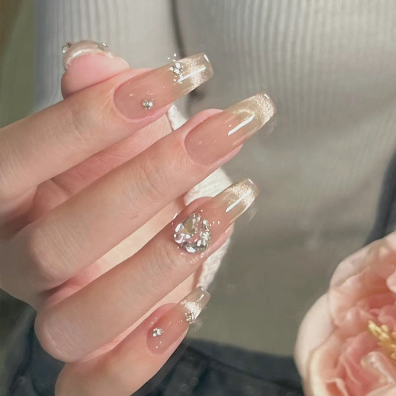 Kunstnagelset mit glamourösen Glitzerakzenten und eleganten Schmuckverzierungen Karnz