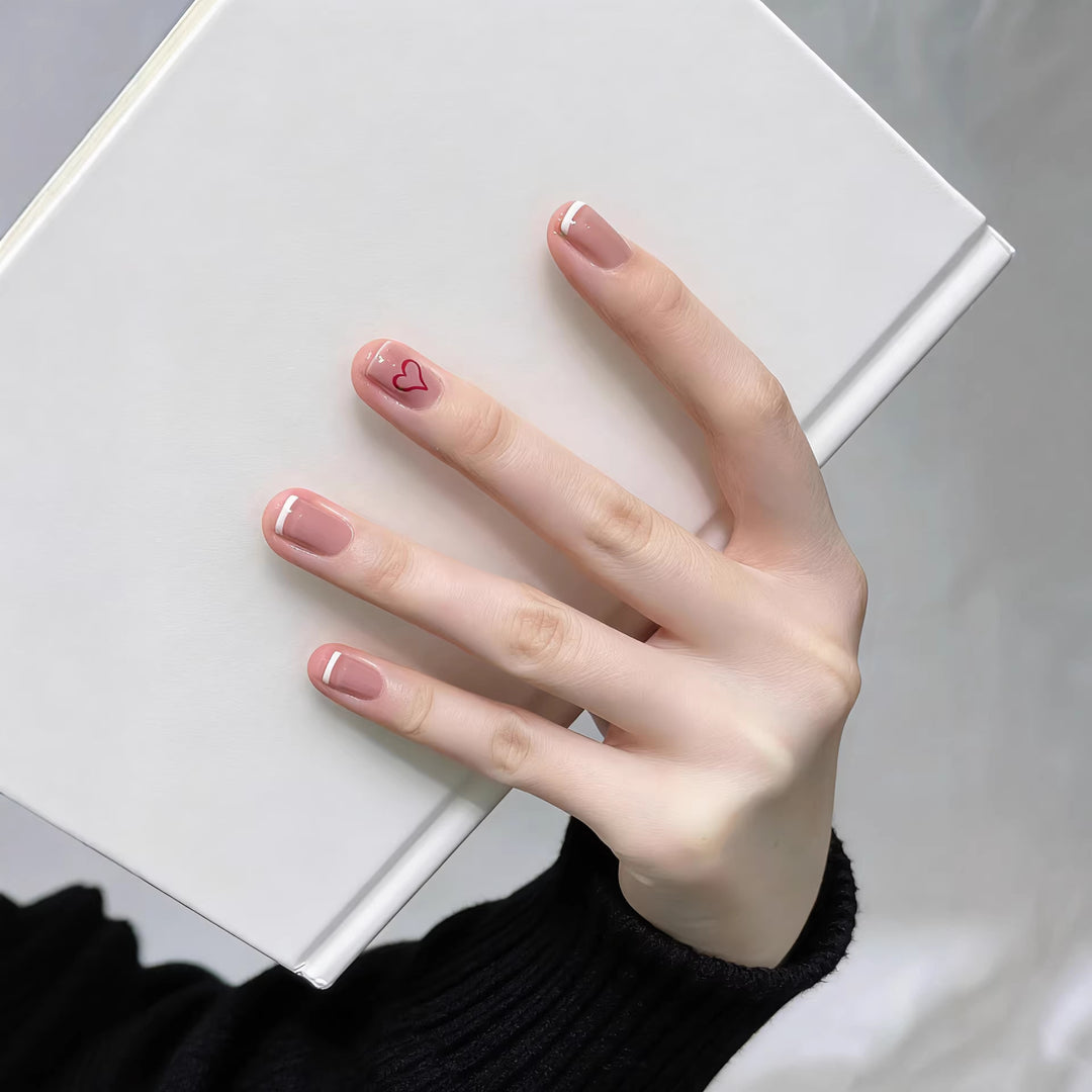 Elegantes Press-On-Nagelkunst-Set mit Herzdesign