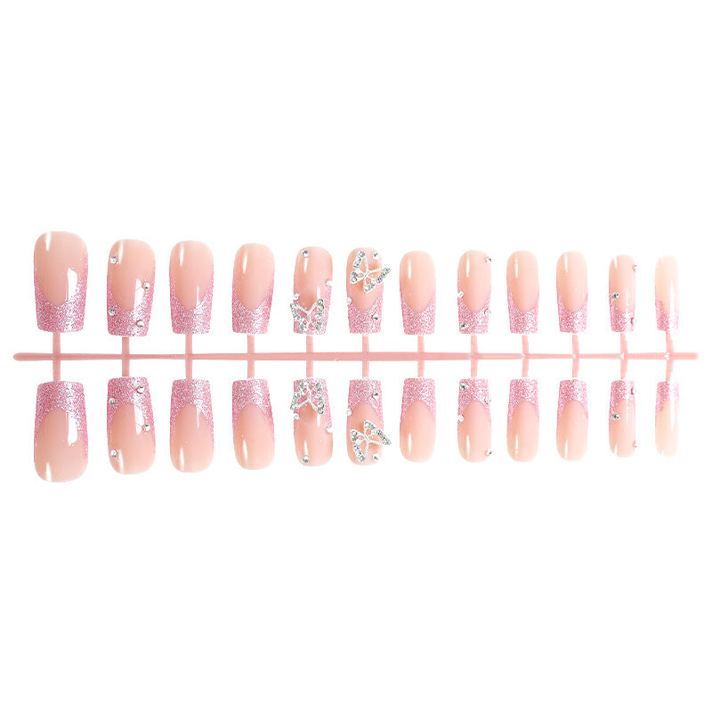 Kunstnagelset mit funkelnden Glitzerakzenten und eleganten Schmetterlingsmotiven Karnz