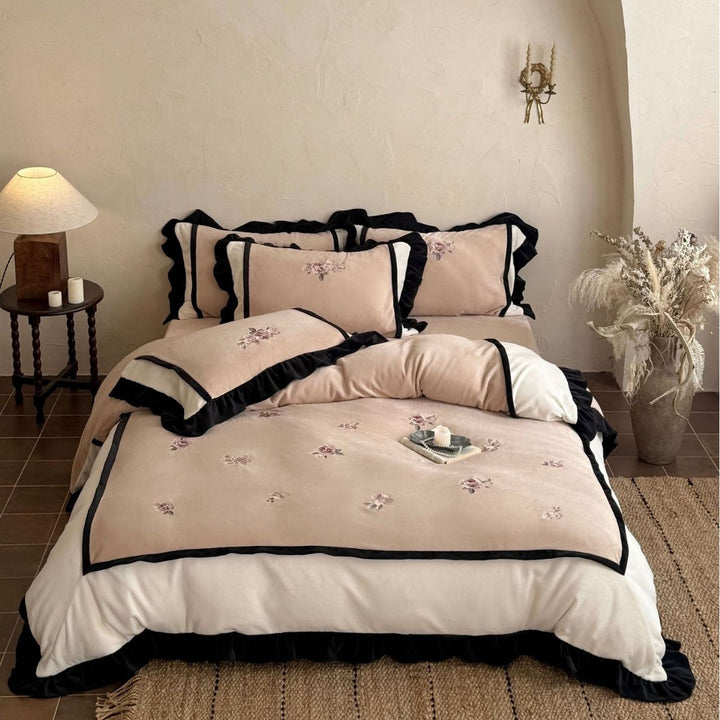 Luxuriöses Satin-Bettwäsche-Set mit gestickten Rosen und volancierter Rüsche