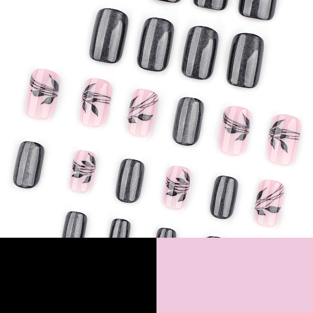 Kunstvolle und elegante Nagelkunst mit floralem Muster Karnz