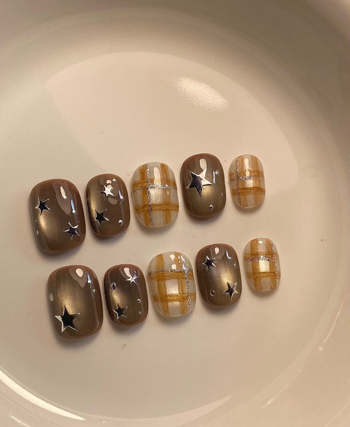 Künstlerisches Nagelkunst-Set mit einzigartigen Sterne- und Karodesigns
