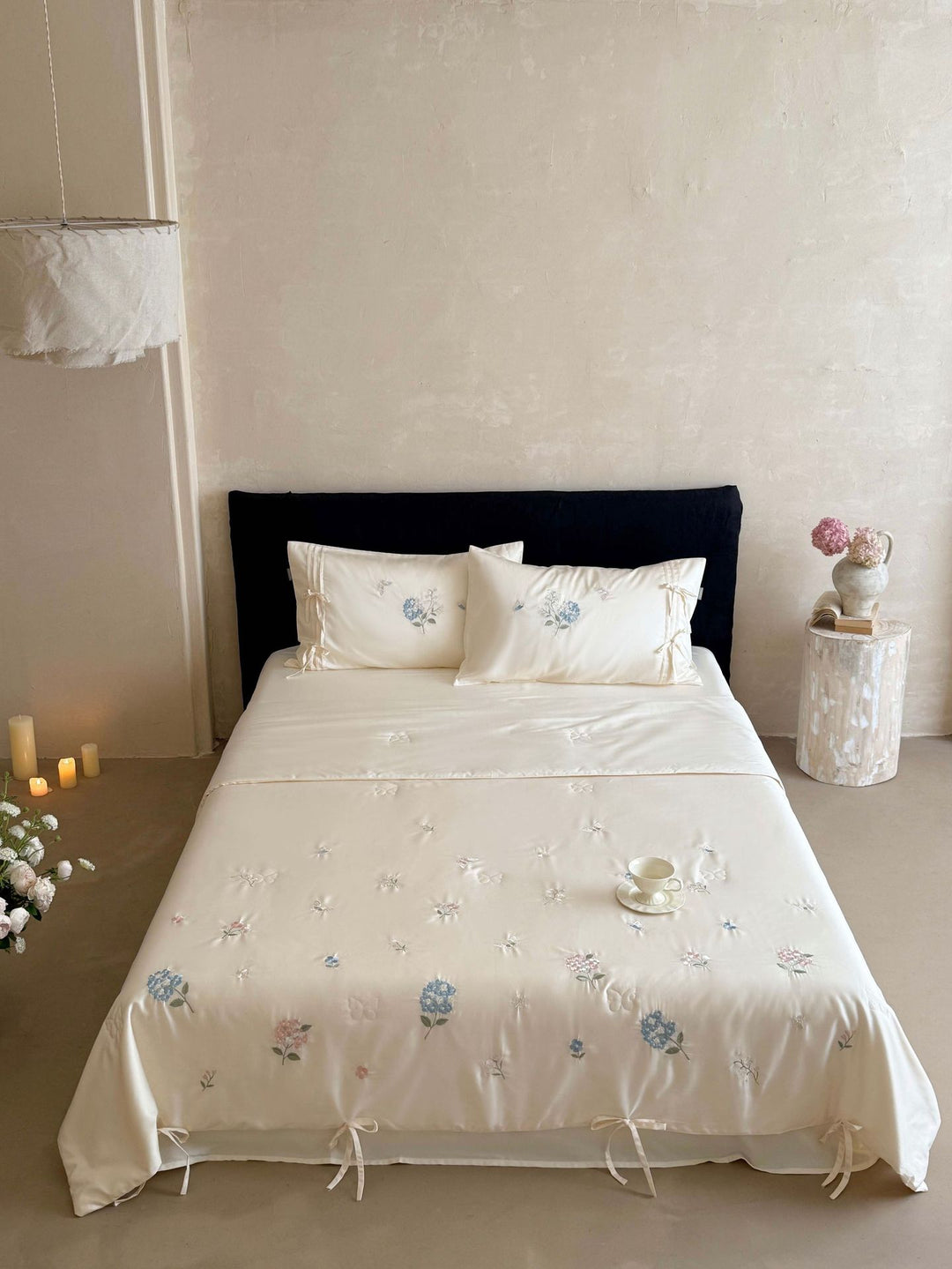 Gestepptes Bettüberwurf-Set mit fein besticktem Blumenrelief und Bandbefestigung Karnz