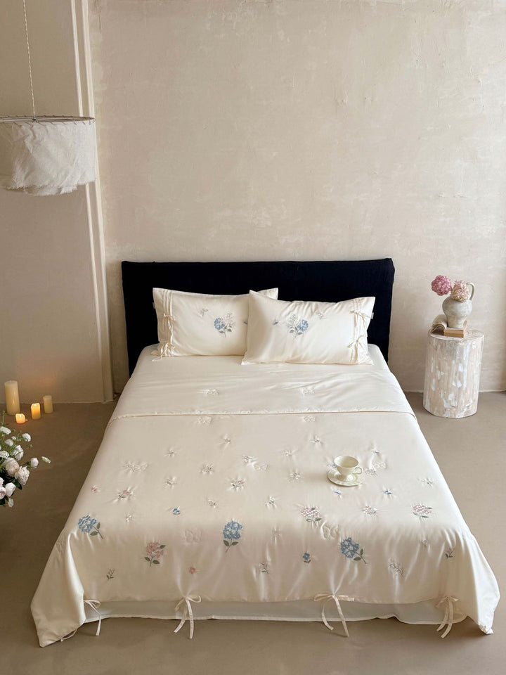 Gestepptes Bettüberwurf-Set mit fein besticktem Blumenrelief und Bandbefestigung Karnz