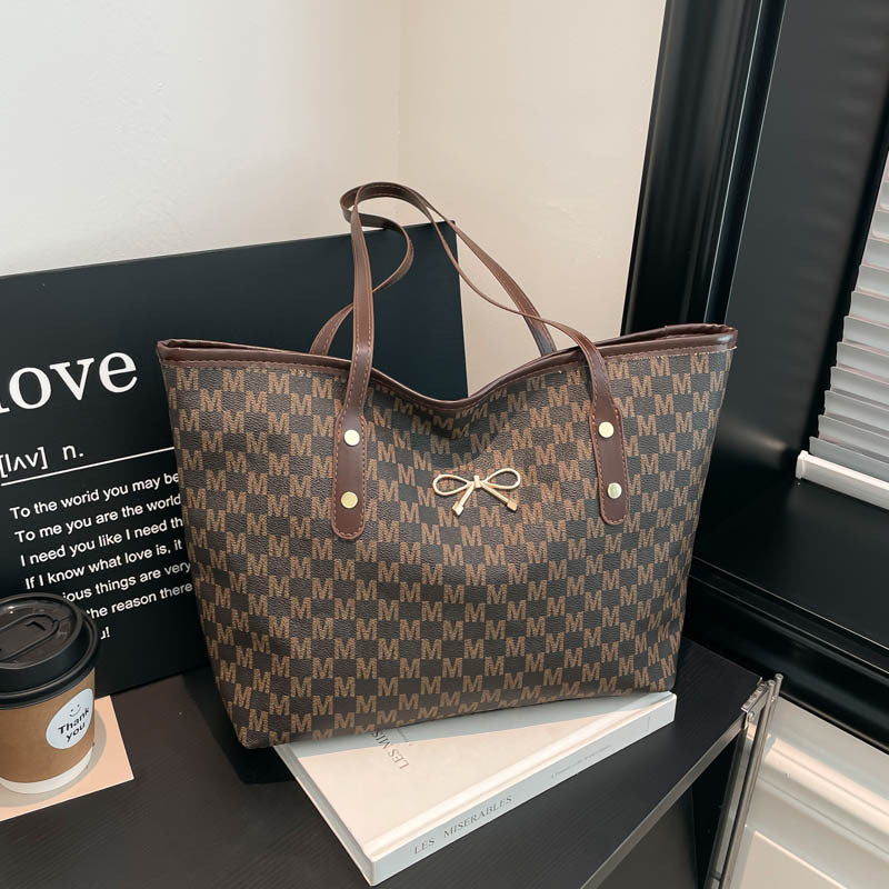 Stylische Flockmuster-Tasche mit dekorativem Bogen
