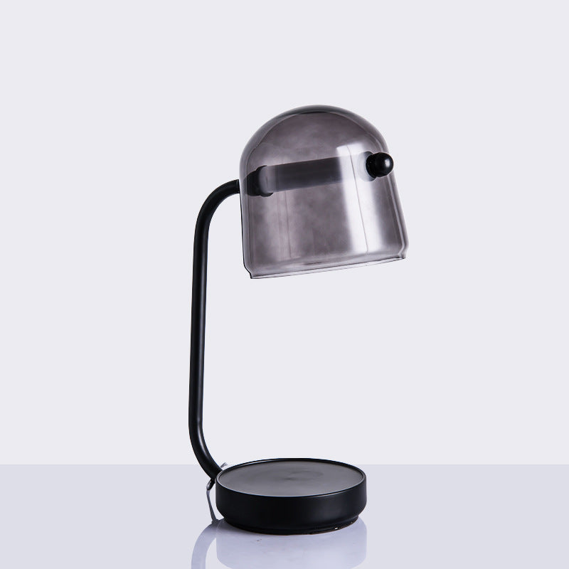 Moderne Tischlampe mit verstellbarem Schirm