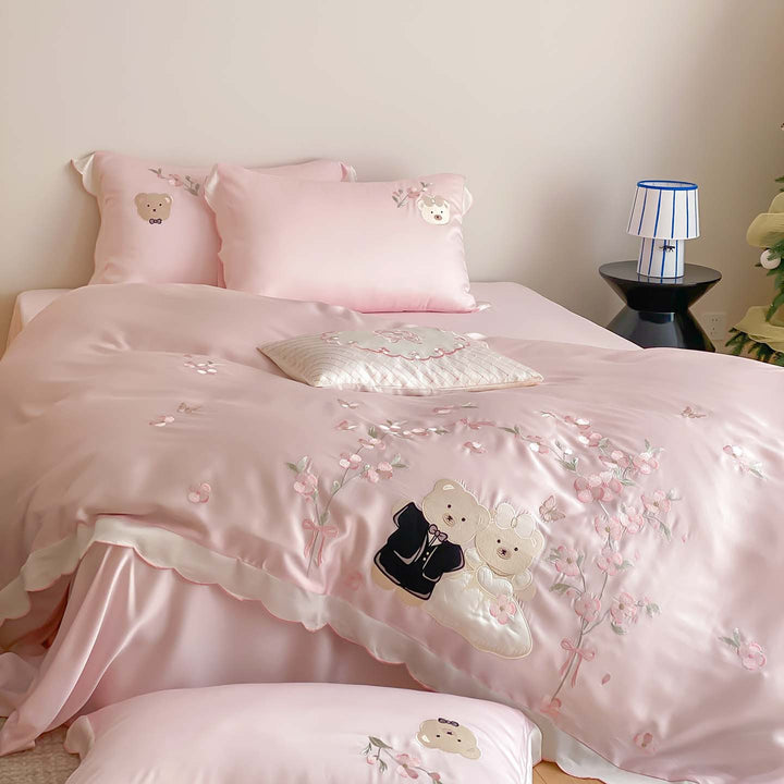Satin-Bettwäschegarnitur mit bestickten Hochzeitsbären, Rüschensaum & Zierkissen