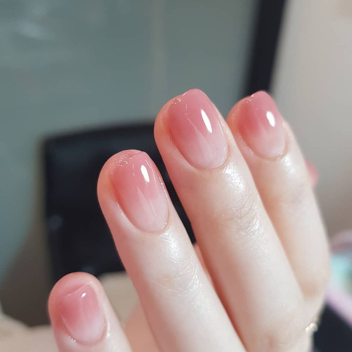 Hochglänzende Kunstnägel mit Rosé-Effekt Karnz