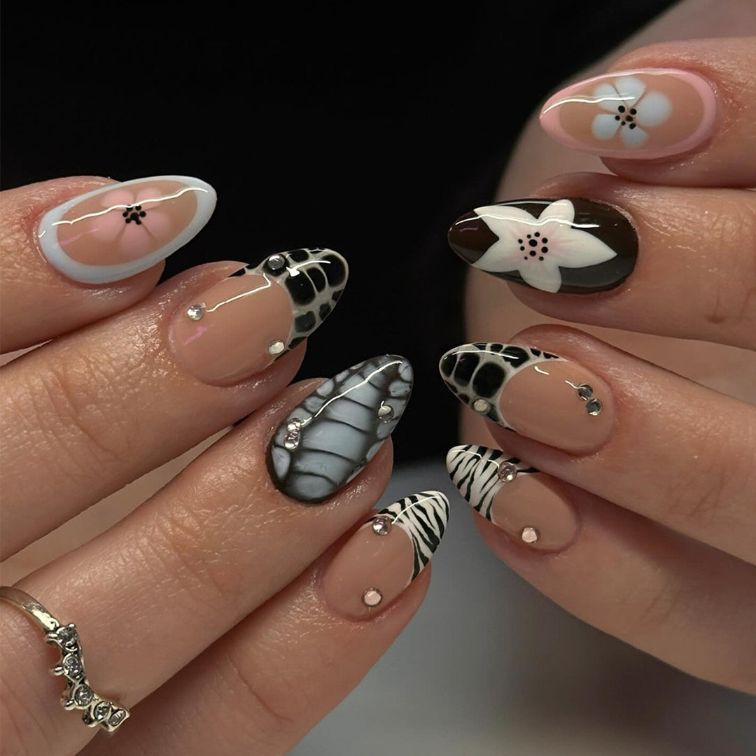 Kunstnägel mit Eleganten Designs und Schmuckelementen Karnz