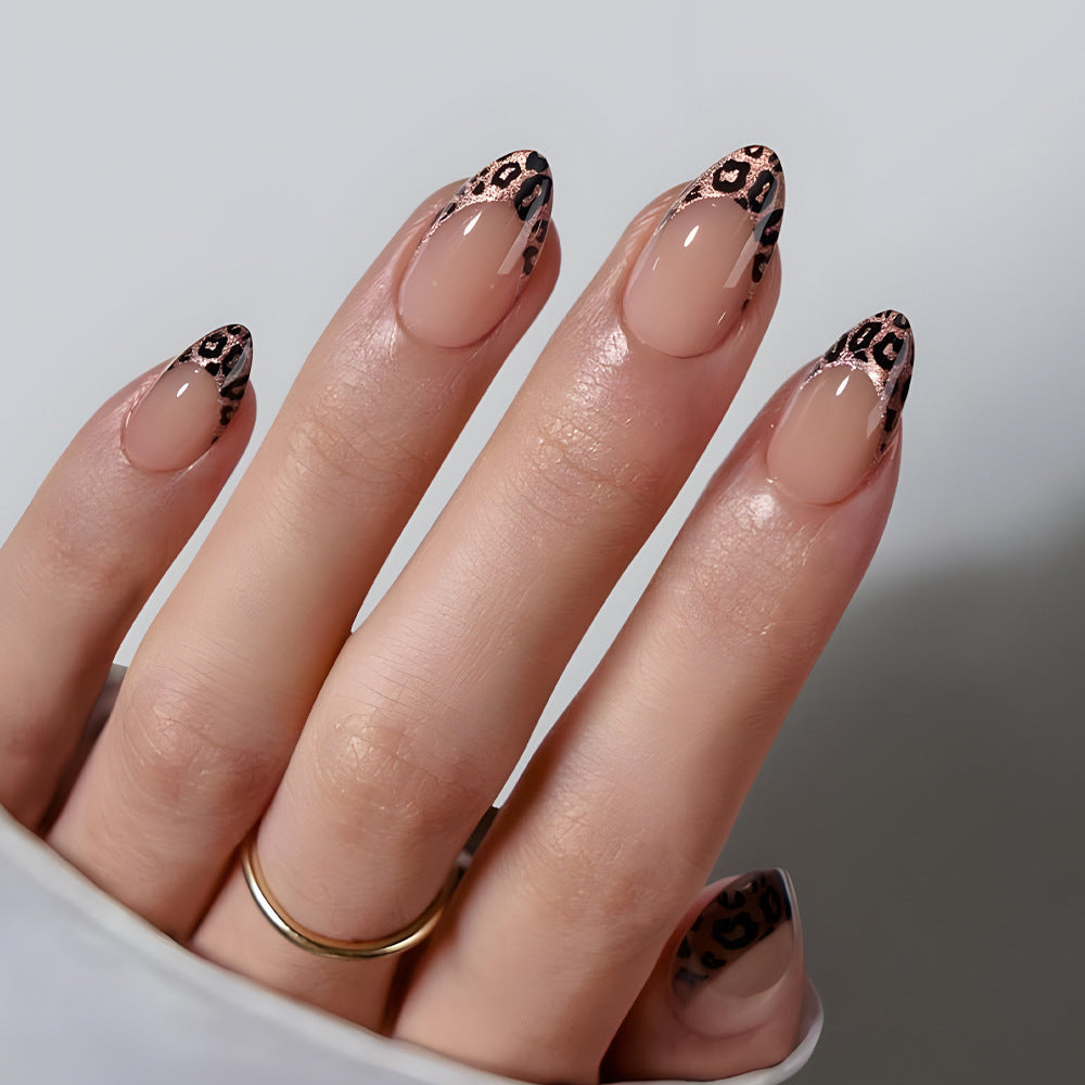 Kunstvolle Nagelspitzen mit Leopardenmuster Karnz