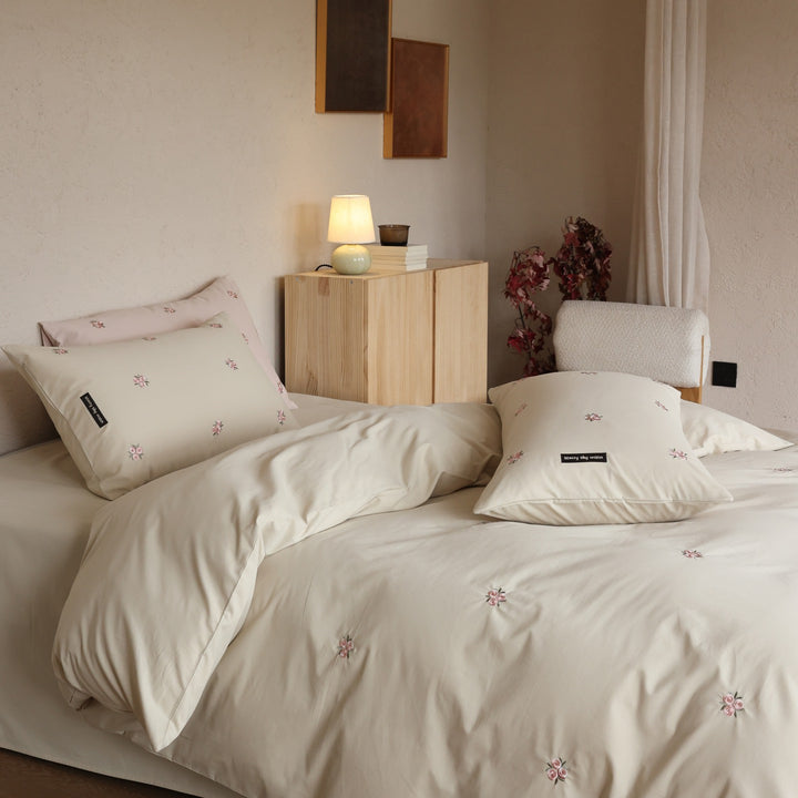 Langstapel Satin Bettbezug Set mit zartem floralem Stickmuster und Umschlag-Kissenbezügen