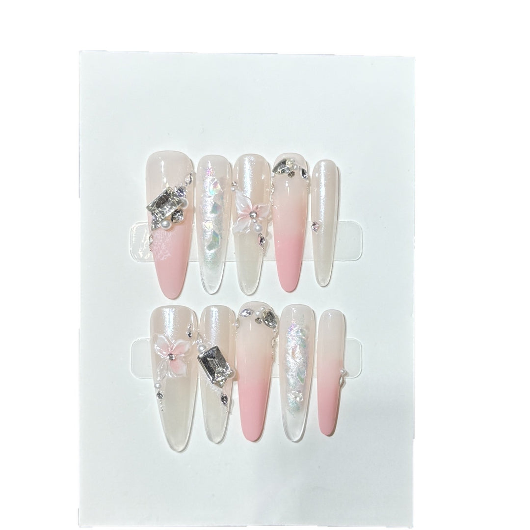 Elegantes Stiletto Press-On Nagelkunst Set mit dekorativen floralen Akzenten Karnz
