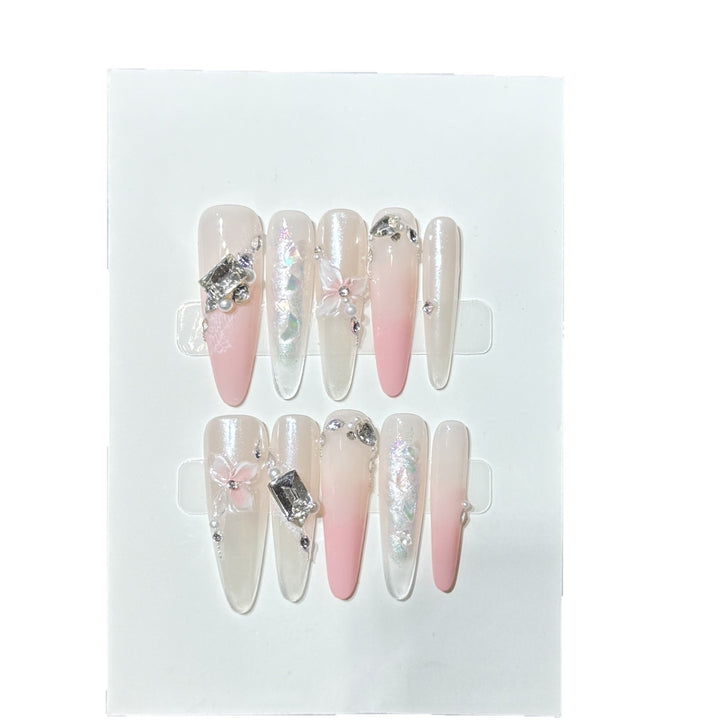 Elegantes Stiletto Press-On Nagelkunst Set mit dekorativen floralen Akzenten Karnz