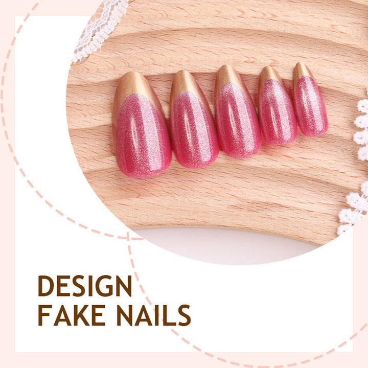 Kunstnagelset mit eleganten Goldspitzen Karnz