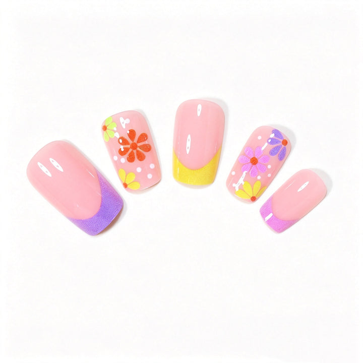 Dekoratives florales Nagelkunstdesign Karnz