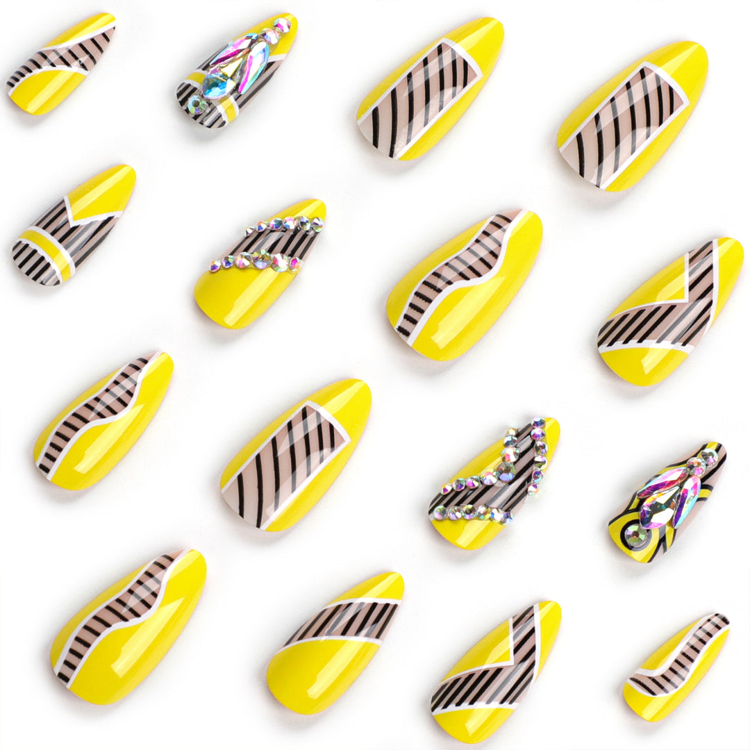 Kunstvolle Nagelverlängerungen mit geometrischem Design und Glitzerakzenten Karnz