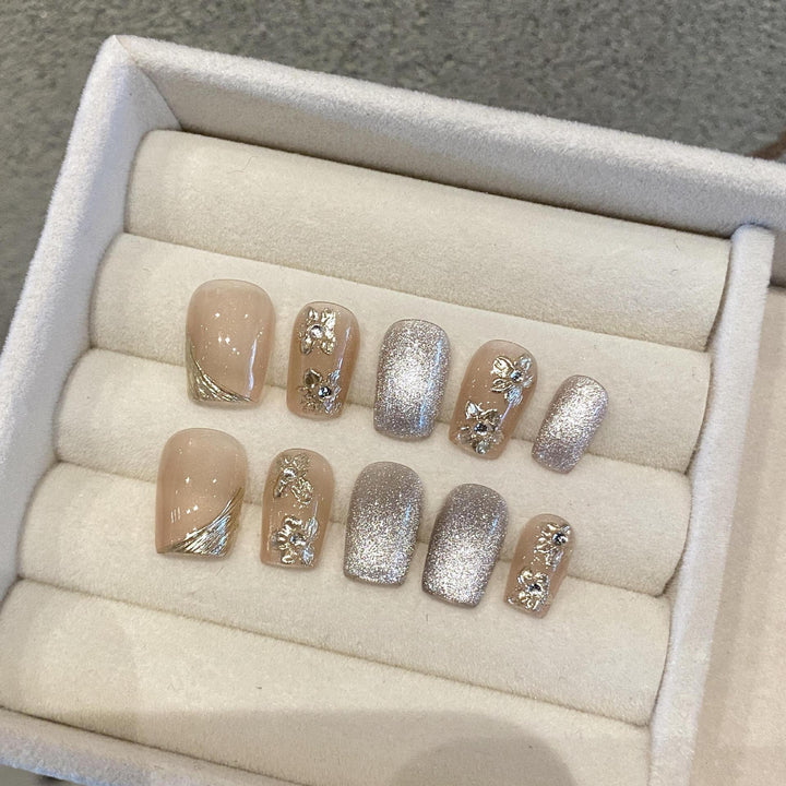 Dekorativer Press-On Nagelset mit floralen und Glitzerakzenten