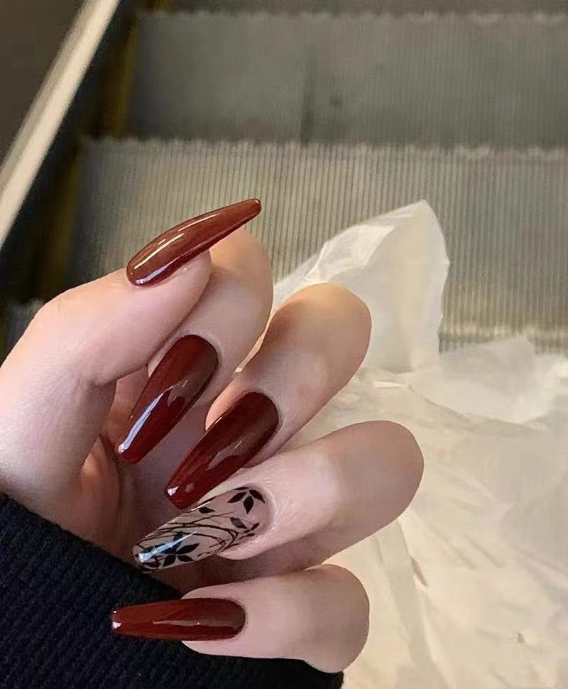 Kunstnägel mit Eleganten Schwarz-Weiß-Mustern Karnz
