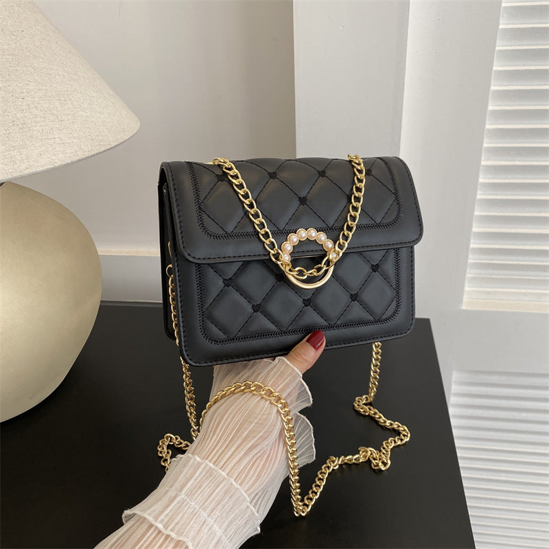 Elegante gesteppte Handtasche mit Ketten-Detail