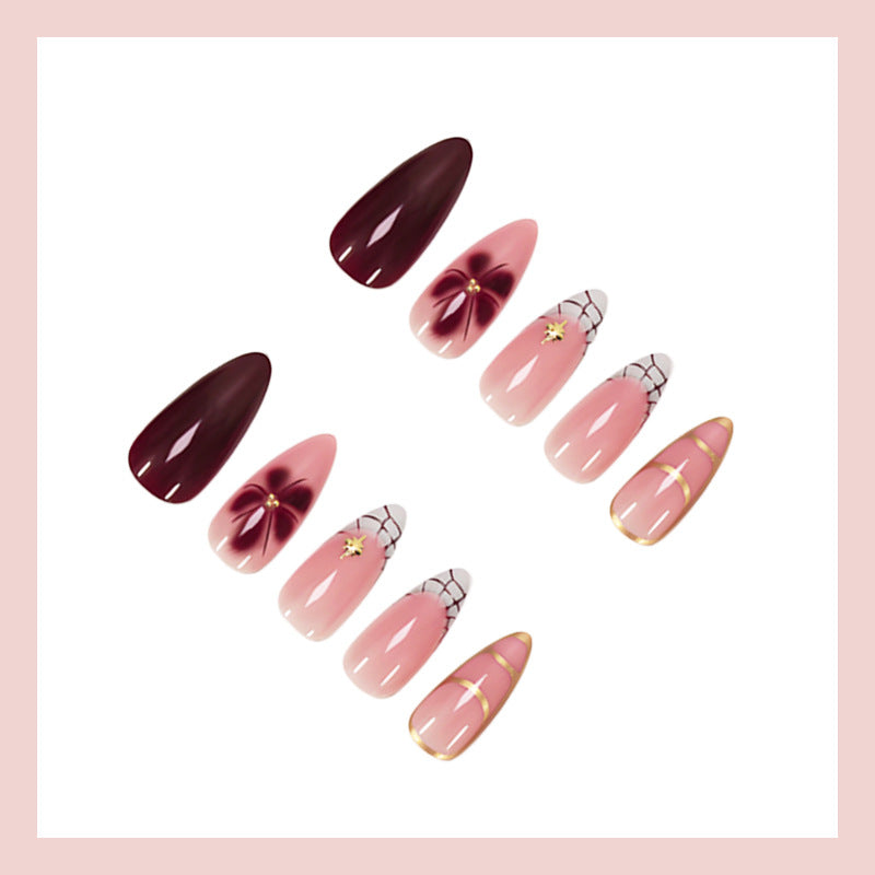 Kunstnagelset mit eleganten floralen und glamourösen Designelementen Karnz