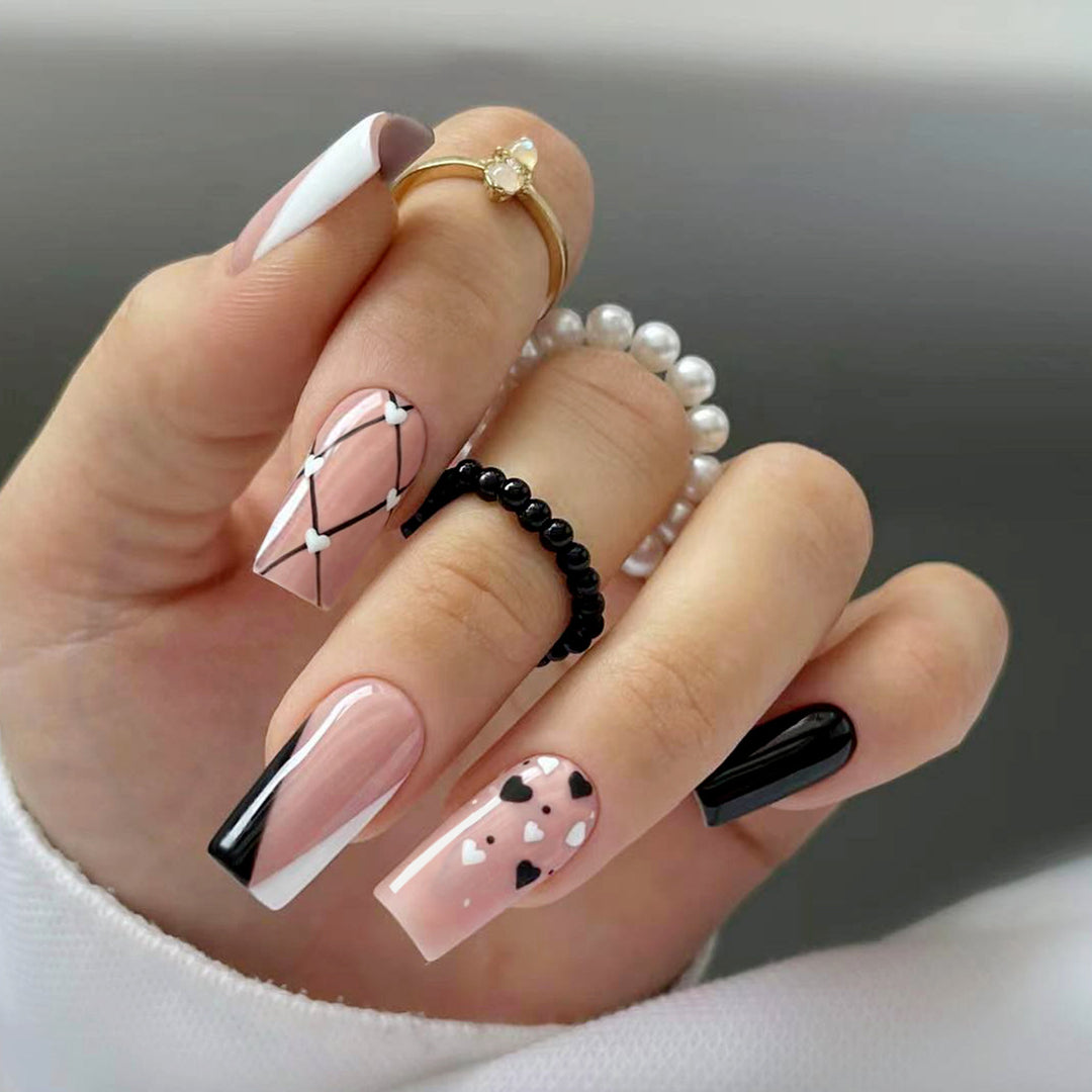 Kunstvolle Nail Art mit Herzmustern Karnz