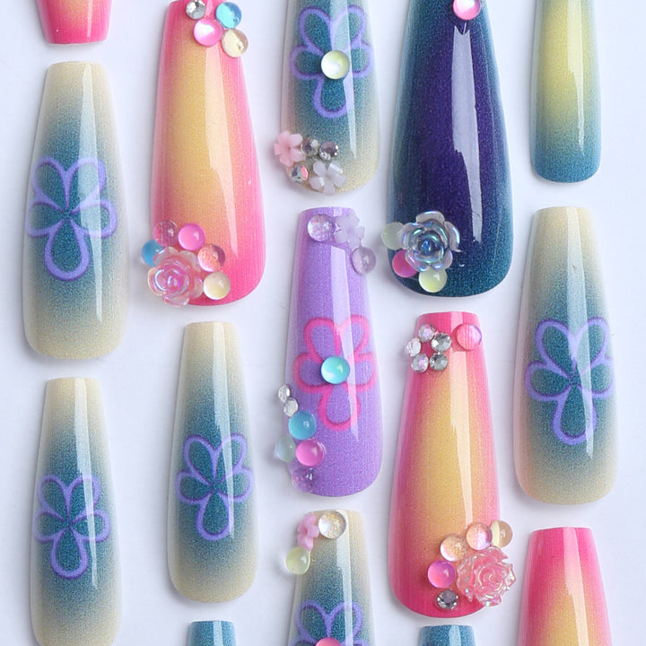 Nagelkunst mit Bunten Designs Karnz