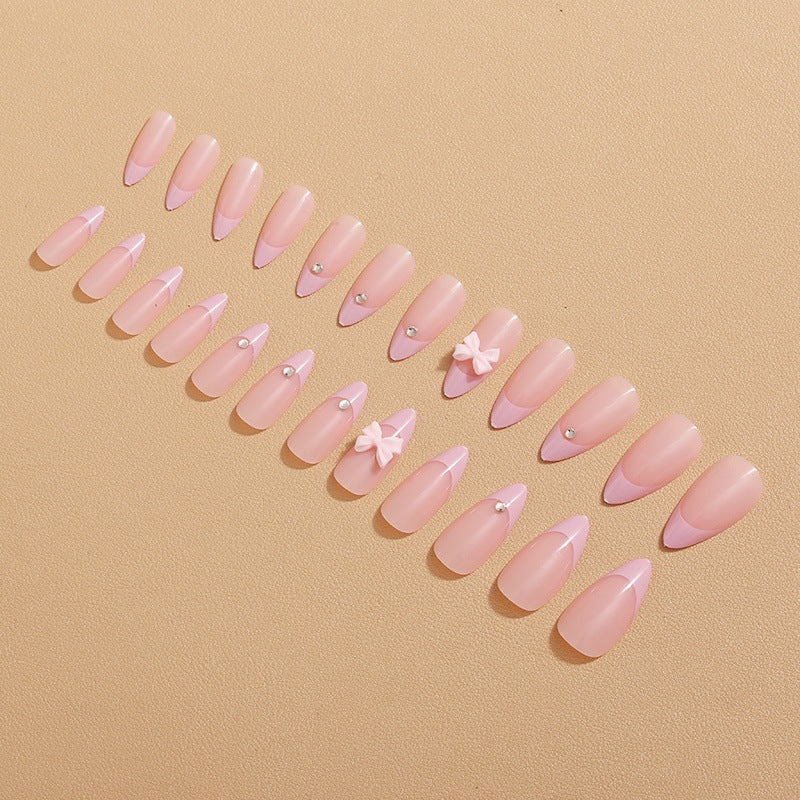 Glamouröse Nagelkunst mit Schleifen-Detail Karnz