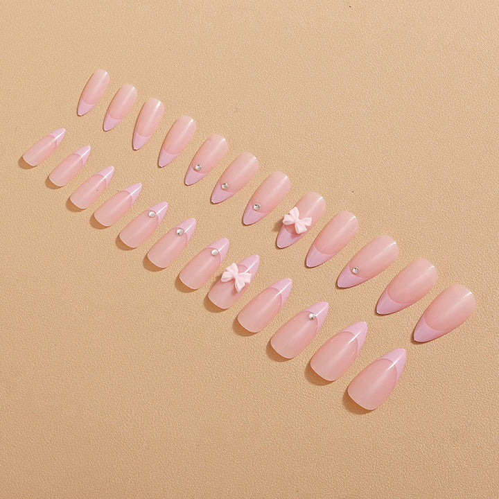Glamouröse Nagelkunst mit Schleifen-Detail Karnz