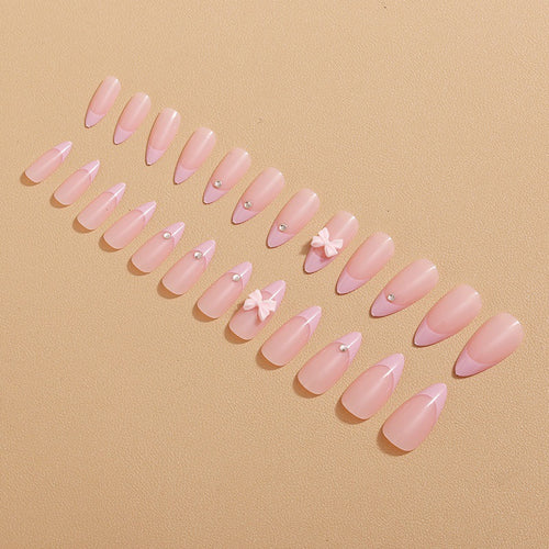 Glamouröse Nagelkunst mit Schleifen-Detail Karnz
