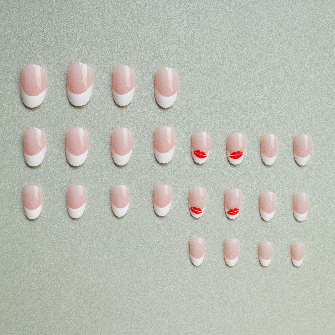 Künstlerisches French Tip Nagelkunst-Set mit Kiss-Design