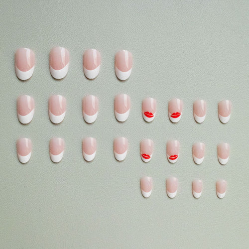 Künstlerisches French Tip Nagelkunst-Set mit Kiss-Design