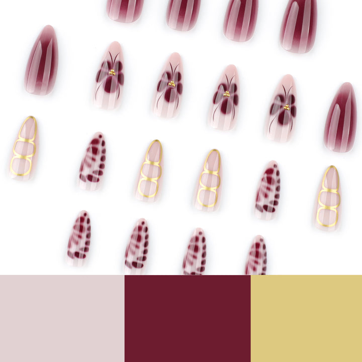 Elegante Nagelkunst mit floralem Design und Glitzerakzenten Karnz