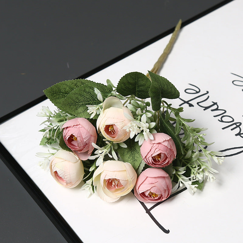 Dekorative Blumenarrangement für die Innendekoration