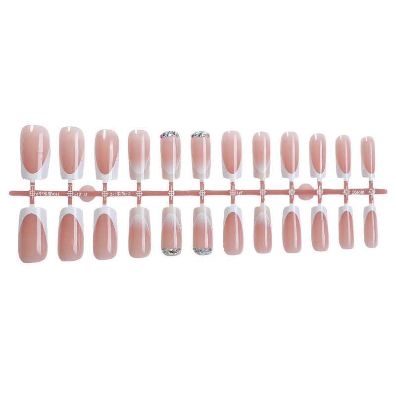 Kunstnagelset mit eleganten Farbverläufen und Glitzerdetails Karnz