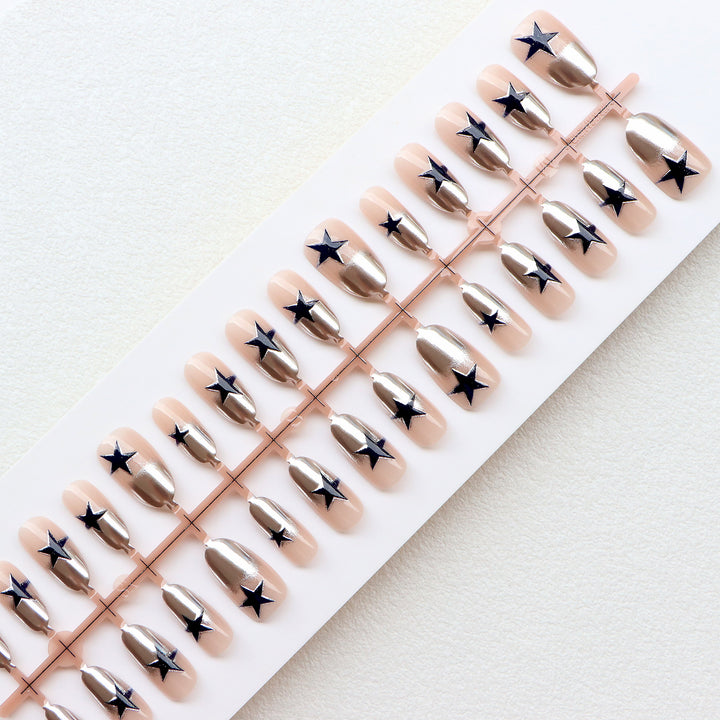 Stylische Press-On Nagelkunst Karnz