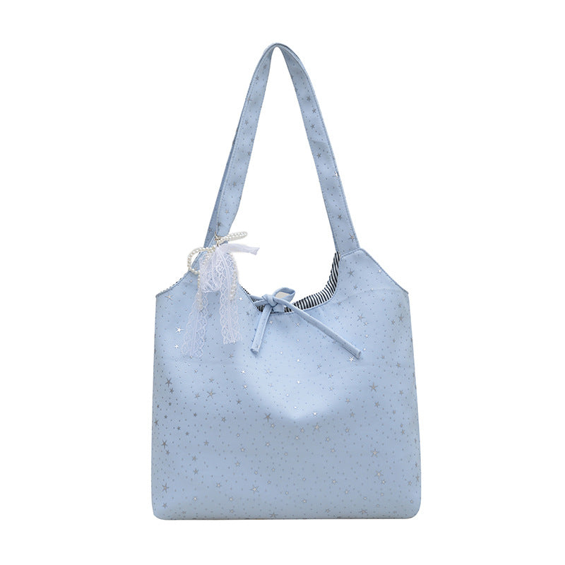 Stylische mit Sternen verzierte Schultertasche