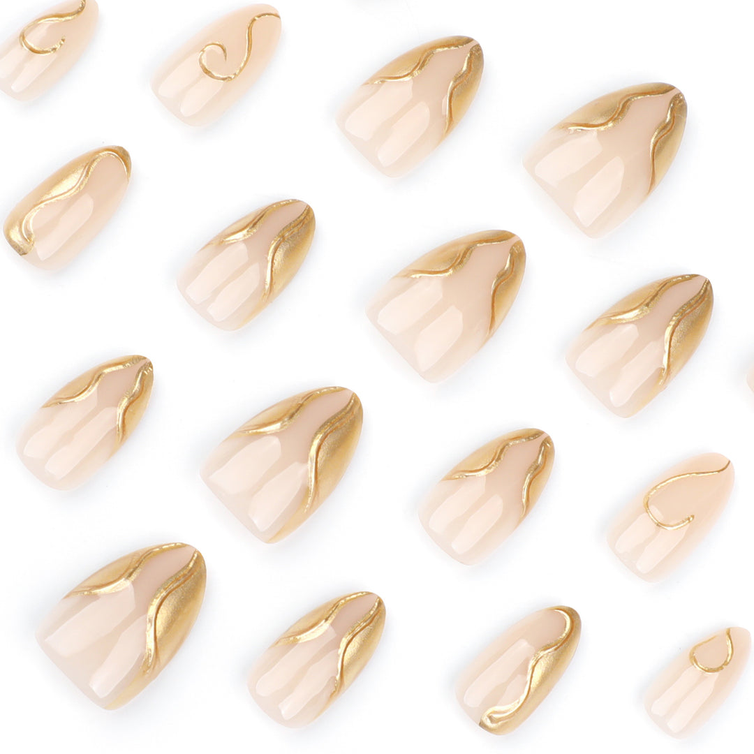 Kunstvolle Stiletto-Nägel mit eleganten Goldakzenten Karnz