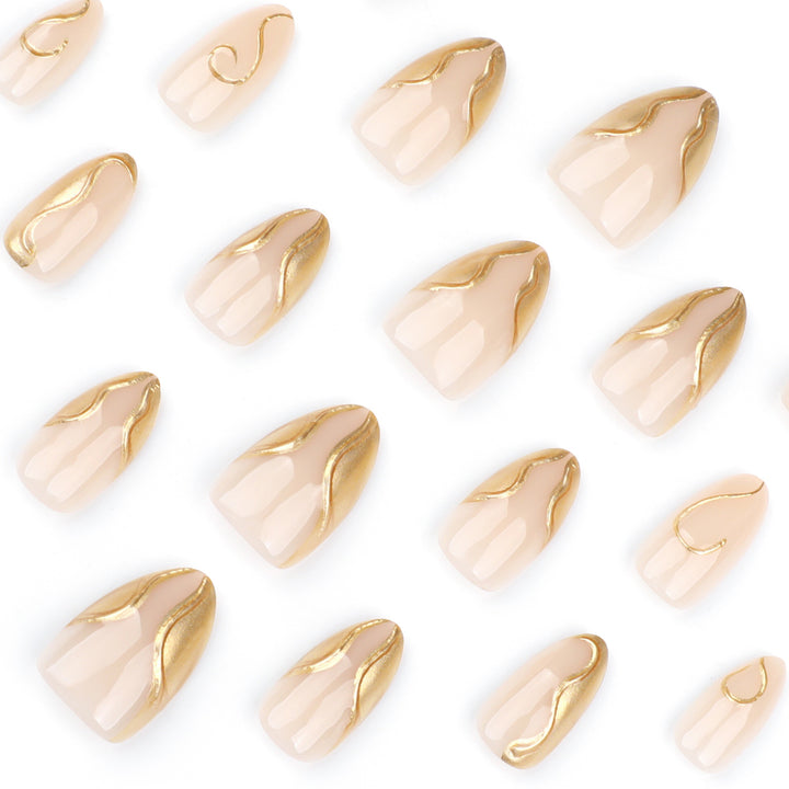 Kunstvolle Stiletto-Nägel mit eleganten Goldakzenten Karnz