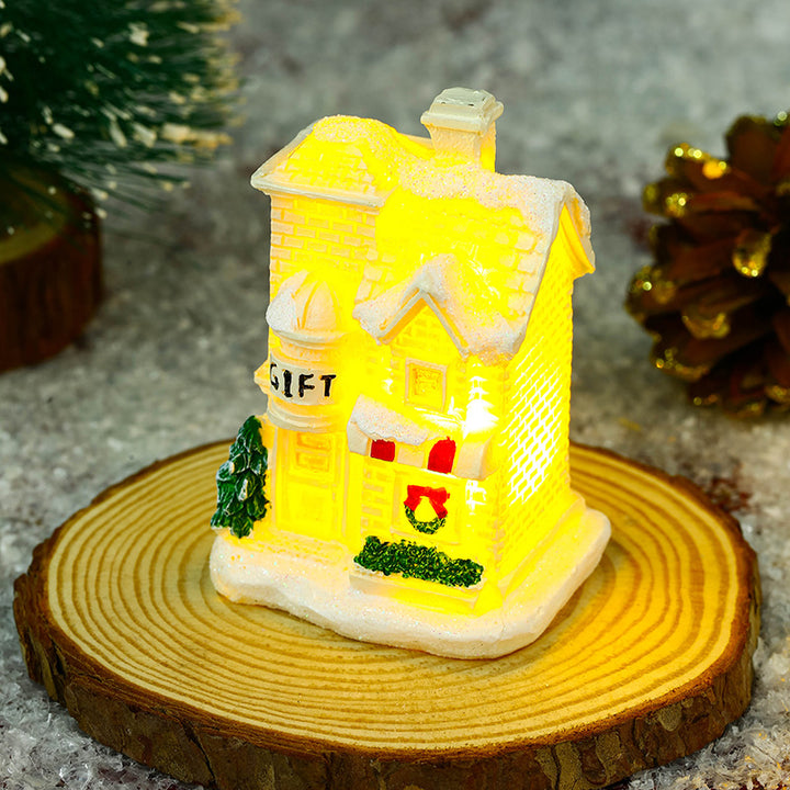 Beleuchtetes Weihnachtsdorfhaus mit festlicher Dekoration Karnz