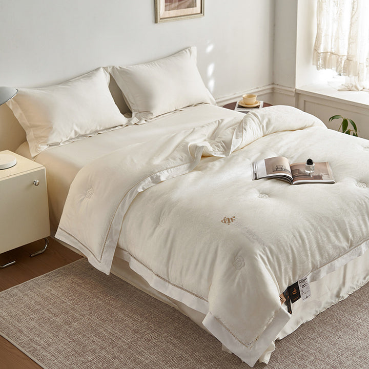 Luxuriöse bestickte Jacquard Daunenalternative Bettdecke mit Boxstepp und dekorativem Saum