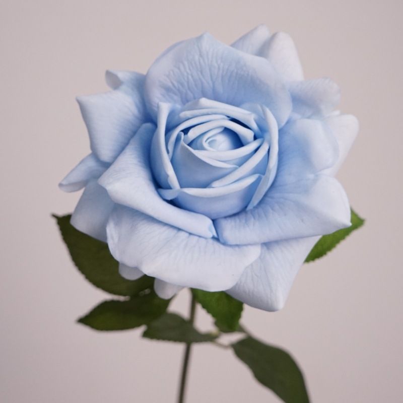 Lebensechter künstlicher Rosenstiel mit grünem Laub