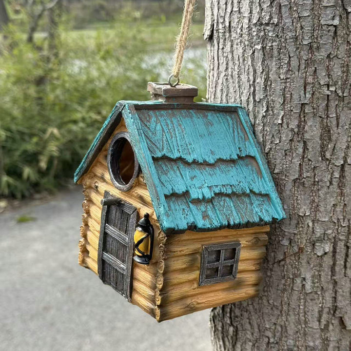 Dekoratives Vogelhaus im rustikalen Baustil Karnz
