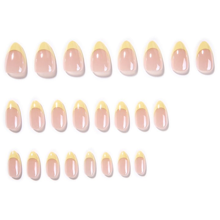 Elegante und raffinierte Nagelkunst mit schimmerndem French-Tip Karnz