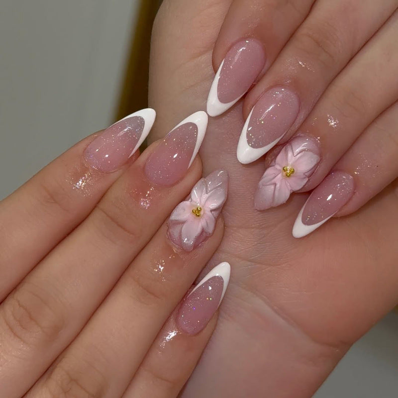 Kunstvolle French-Tip Nagelverlängerungen mit Blumenakzenten Karnz