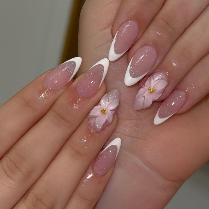 Kunstvolle French-Tip Nagelverlängerungen mit Blumenakzenten Karnz