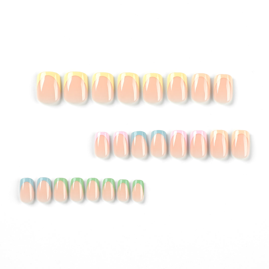 Kunstvolle Nagelverzierung mit zartem Gradient und eleganten Spitzen Karnz
