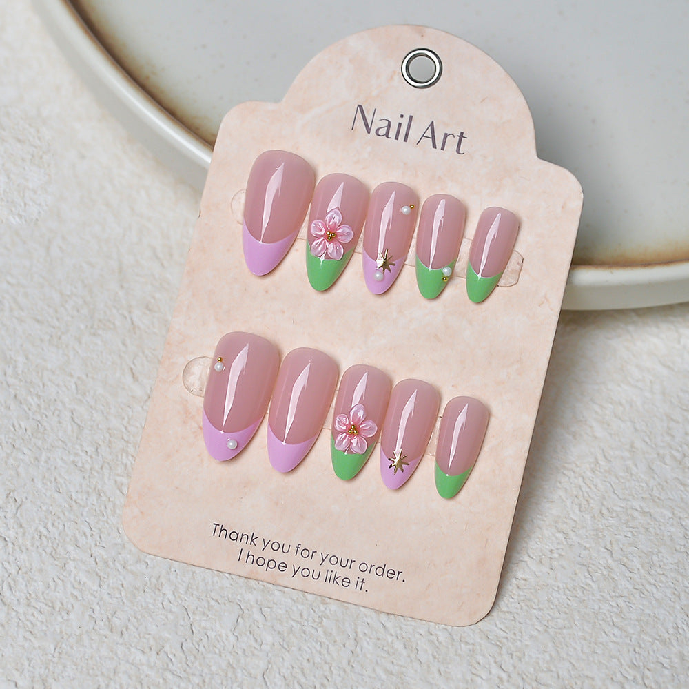 Eleganter mit Blumenakzenten verzierter Press-On-Nagelset Karnz