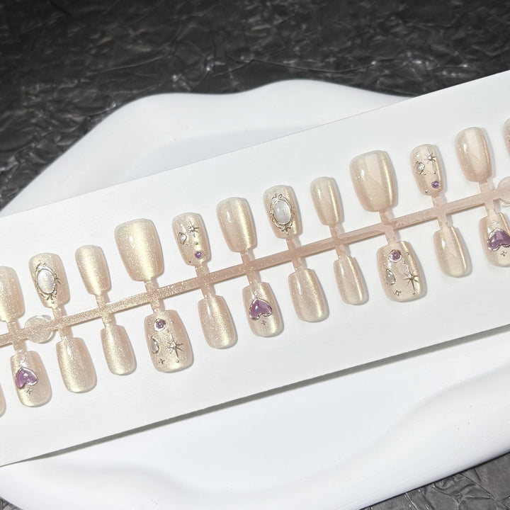 Dekoratives Press-On Nagelset mit Edelsteinakzenten 1790745833