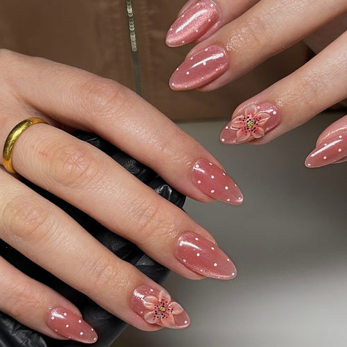 Kunstnagelset mit glamourösem Glitzer-Design und floralem Akzent Karnz