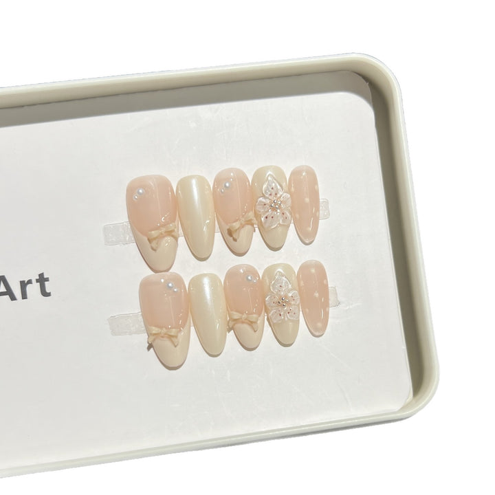Dekoratives Press-On Nagelkunstset mit Schleife und floralem Schmuck Karnz